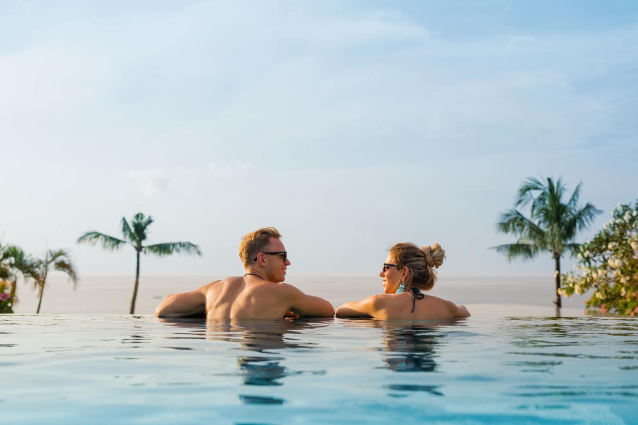 happy couple in infinity pool