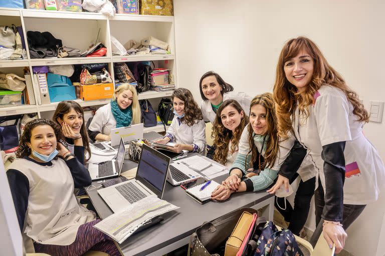 Inés Bulacio junto a parte del equipo de docentes que conforman la Escuela Hospitalaria Nº1 del Hospital de Niños Dr. Ricardo Gutiérrez