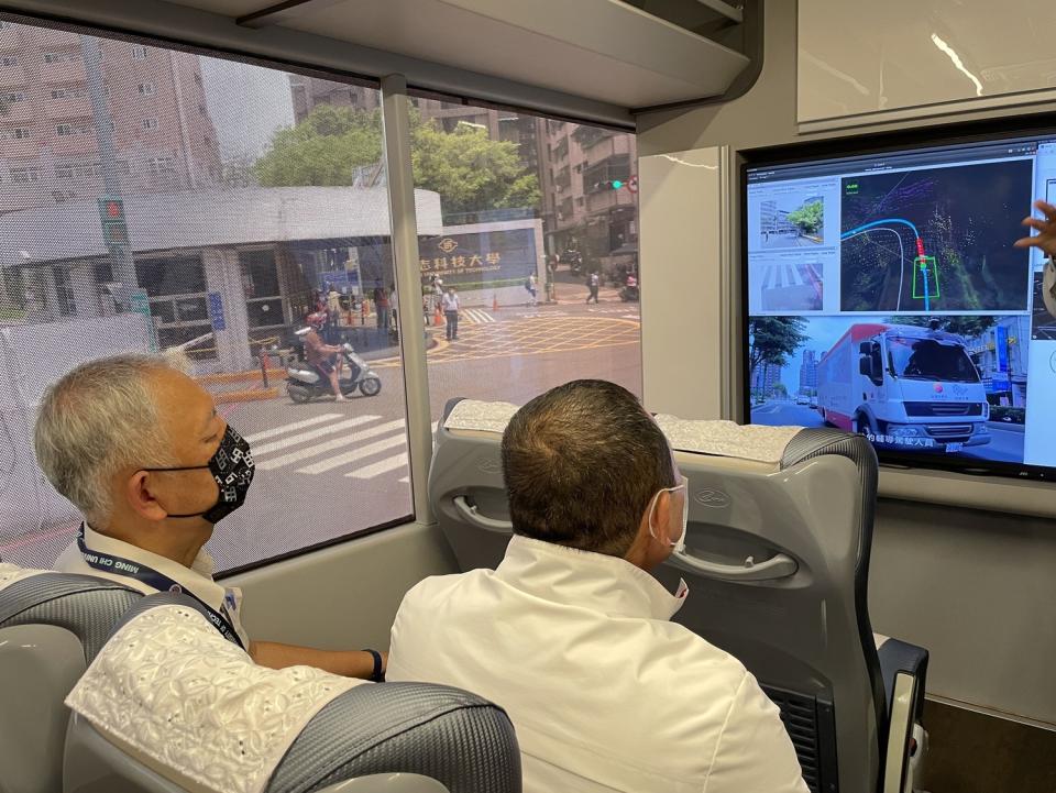 侯友宜與校長劉祖華搭乘明志科大獲國際獎的電動自駕車另類進場。   圖：新北市就服處提供