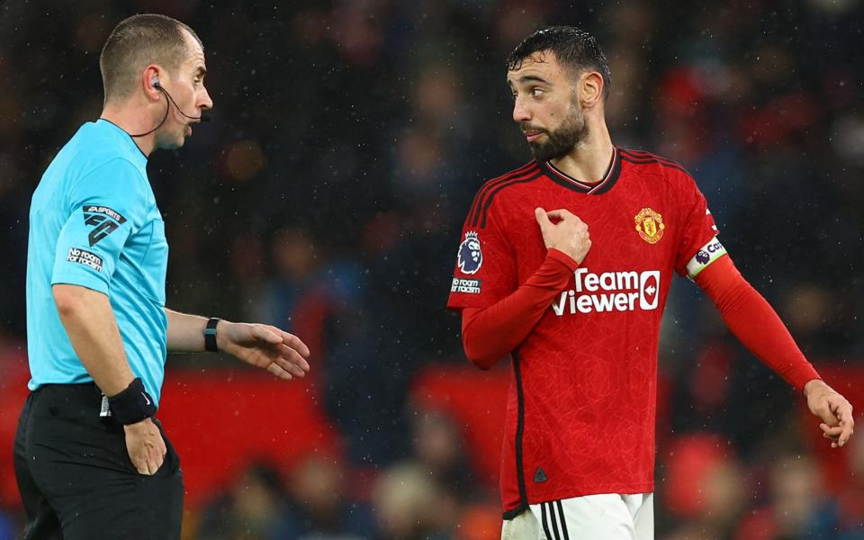 Manchester United's Bruno Fernandes talks to referee Peter Bankes