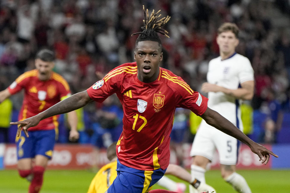 Nico Williams celebra tras anotar el primer gol de España en la final de la Eurocopa, el domingo 14 de julio d 2024, en Berlín. (AP Foto/Matthias Schrader)