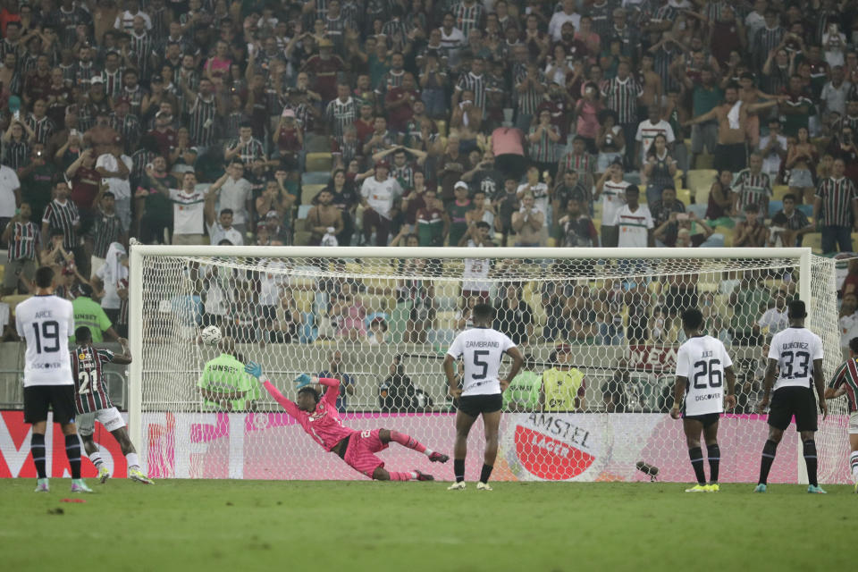 Goalkeeper Alexander Dominguez of Ecuador's Liga Deportiva Universitaria fails to stop a penalty from Jhon Arias of Brazil's Fluminense during the Recopa Sudamericana final soccer match at Maracana stadium in Rio de Janeiro, Brazil, Thursday, Feb. 29, 2024. (AP Photo/Bruna Prado)