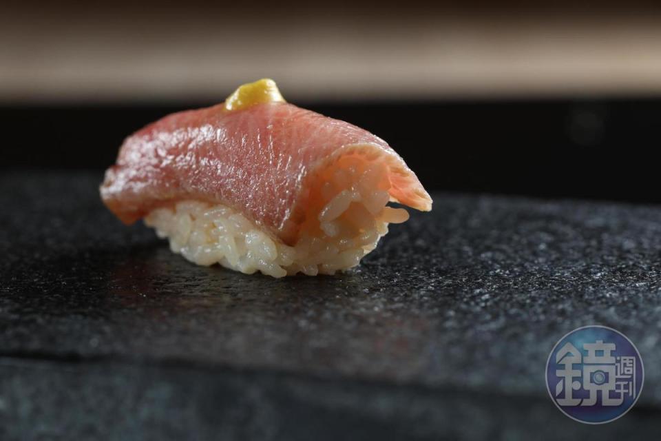 「壽司芳」套餐中依然保留江戶前壽司，「鮪魚中腹醬油漬」握壽司使用傳統的赤醋做醋飯。