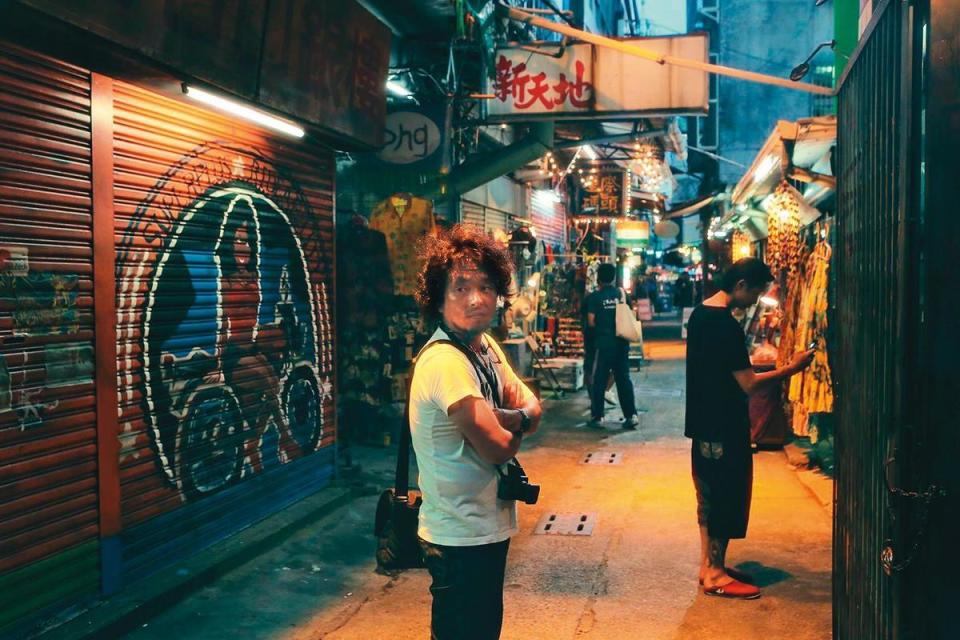 赤塚佳仁打造出電影《天台》中氛圍獨特的台灣巷弄。（翻攝自創映電影臉書）