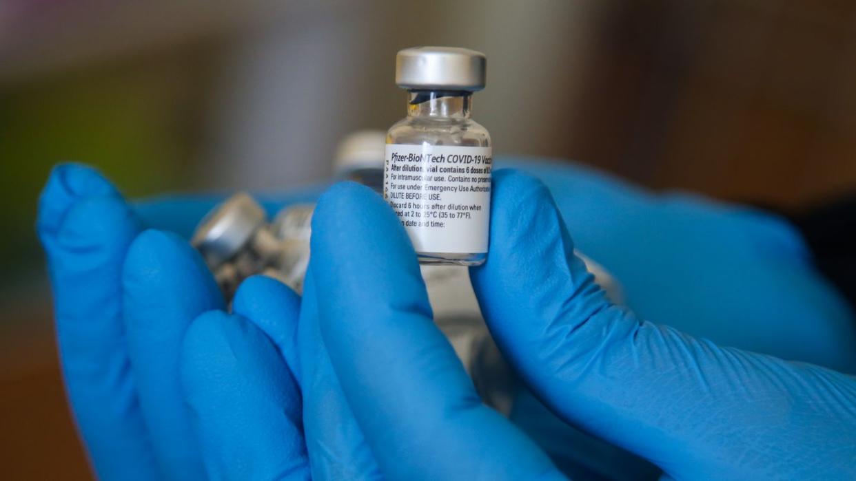 Ein Impfarzt hält einen Behälter mit dem Impfstoff gegen Covid-19 von Pfizer in einem Impfzentrum während der Impfung. (Archivbild)