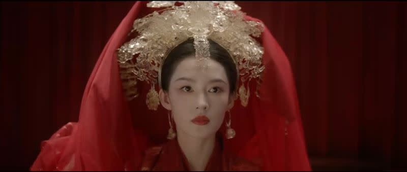 《慶餘年2》李沁以一身紅嫁衣現身，但震驚表情疑似婚禮不太平。（圖／翻攝自微博）