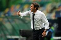 <p>Rudi Garcia, l'entraîneur lyonnais, demande à ses joueurs de ne pas relâcher le pressing. </p>