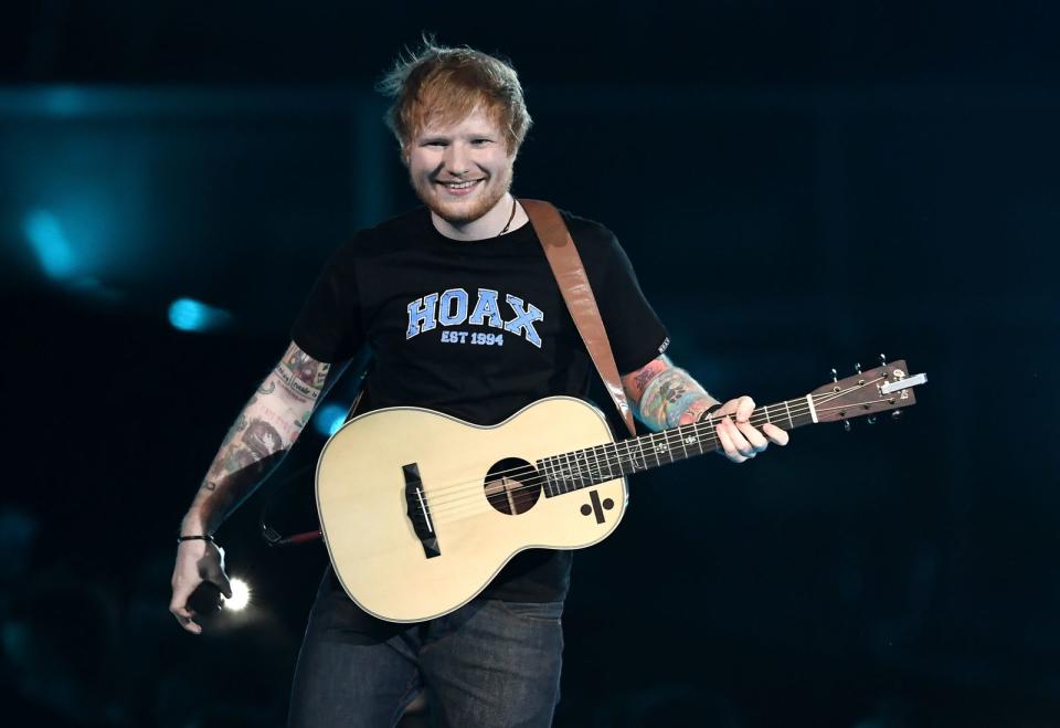 Ein Löwe auf der Brust, aber ein Teddy auf dem Arm: "Ich bin kein 'Badass'" bestätigt Sänger Ed Sheeran, "sondern meine Tattoos symbolisieren Erinnerungen meines bisherigen Lebens". Mindestens 60 prägende Momente gab es also bereits, die unter seinem Hemd versteckt sind. (Bild: Gareth Cattermole/Getty Images)