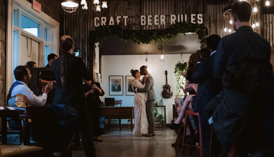 Die Autorin, links, mit ihrem Mann bei ihrer Hochzeit in der Brauerei.  - Copyright: Kat Rizza