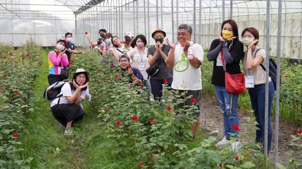 玫開四度是臺灣最早種植食用玫瑰的業者，堅持不用藥栽培；玫瑰園也開放參觀，讓民眾認識栽培過程。右三為創辦人之一章思廣。（圖片提供／玫開四度）