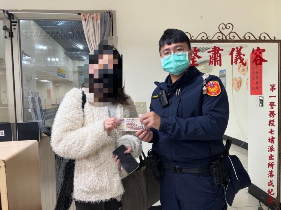 警員陳旻謙，適時給予民眾幫助。(記者宋紹誠翻攝)