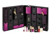 Vous ne jurez que par YSL ? Ce calendrier est fait pour vous ! Chacun des 24 tiroirs abrite un incontournable de la griffe en version mini. Du parfum au rouge à lèvres en passant par le vernis à ongles ou le liner, il y en a pour tous les goûts. <strong>Le petit plus : </strong>le coffret noir et fuchsia très élégant. <strong>Le spoiler : </strong>on me dit dans l’oreillette qu’un porte-clés étoile est de la partie... Disponible sur yslbeauty.fr, 299,50 €.