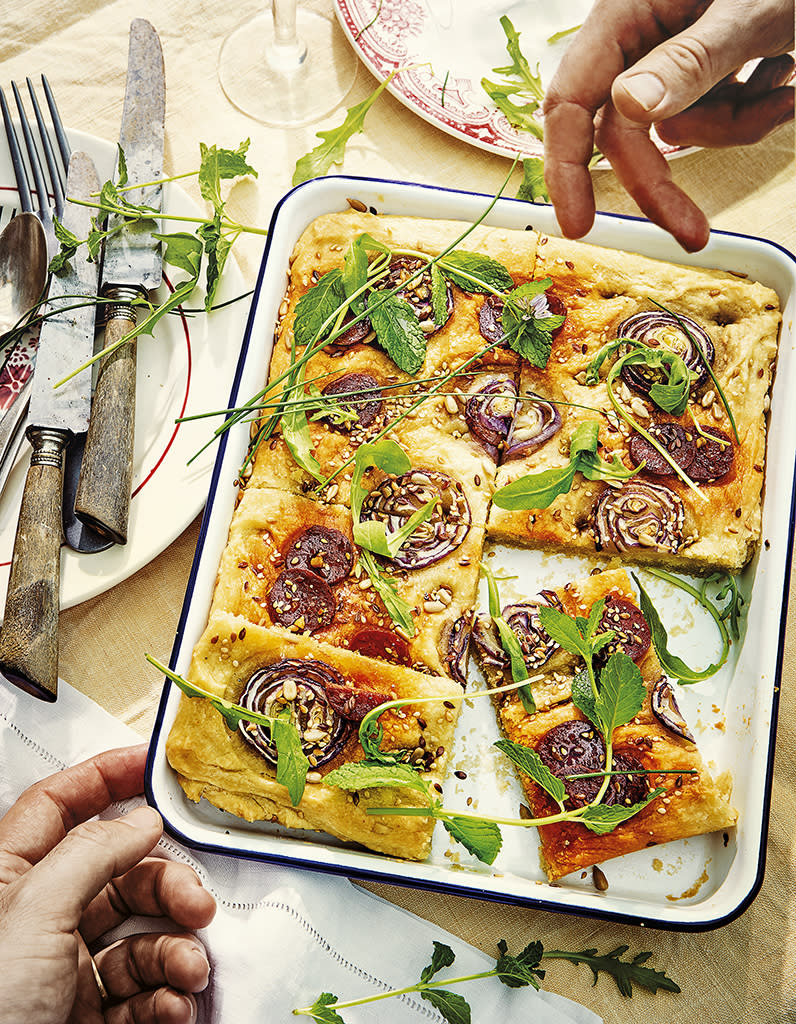 <p>Découvrir la recette de la <a href="https://www.elle.fr/Elle-a-Table/Recettes-de-cuisine/Focaccia-aux-oignons-et-au-chorizo-4028190" rel="nofollow noopener" target="_blank" data-ylk="slk:Focaccia aux oignons et au chorizo;elm:context_link;itc:0;sec:content-canvas" class="link ">Focaccia aux oignons et au chorizo</a></p><br>