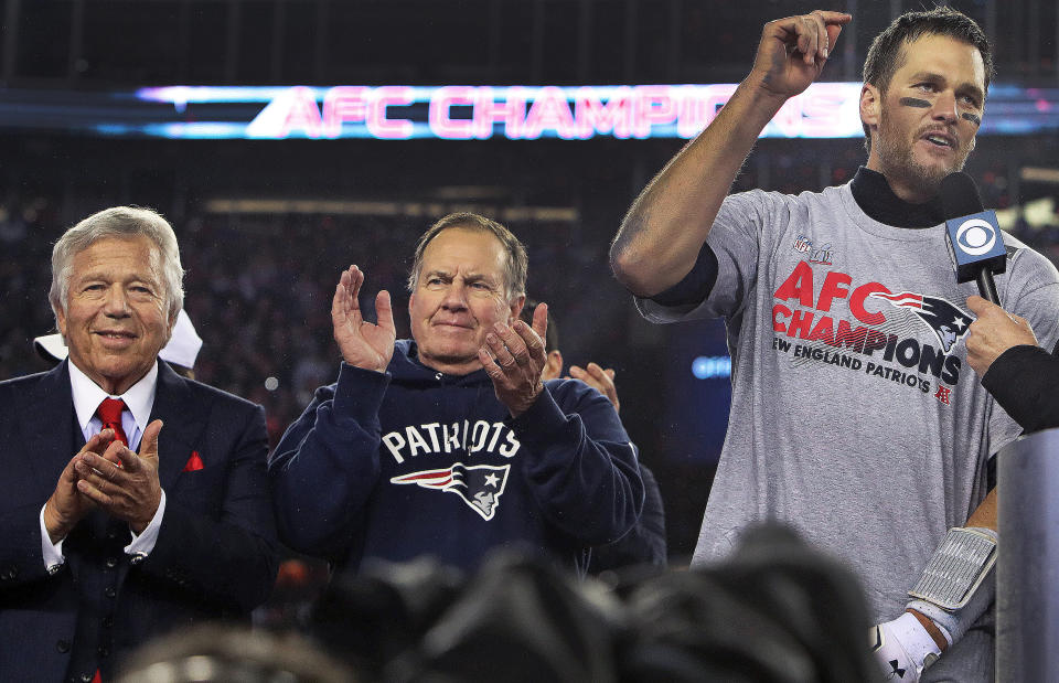 Aunque tanto Robert Kraft (izquierda), Bill Belichick (centro) y Tom Brady (derecha) tienen amistad con con Donald Trump, solo el head coach fue cuestionado al respecto en te Dynasty. (Foto: Jim Davis/The Boston Globe via Getty Images)