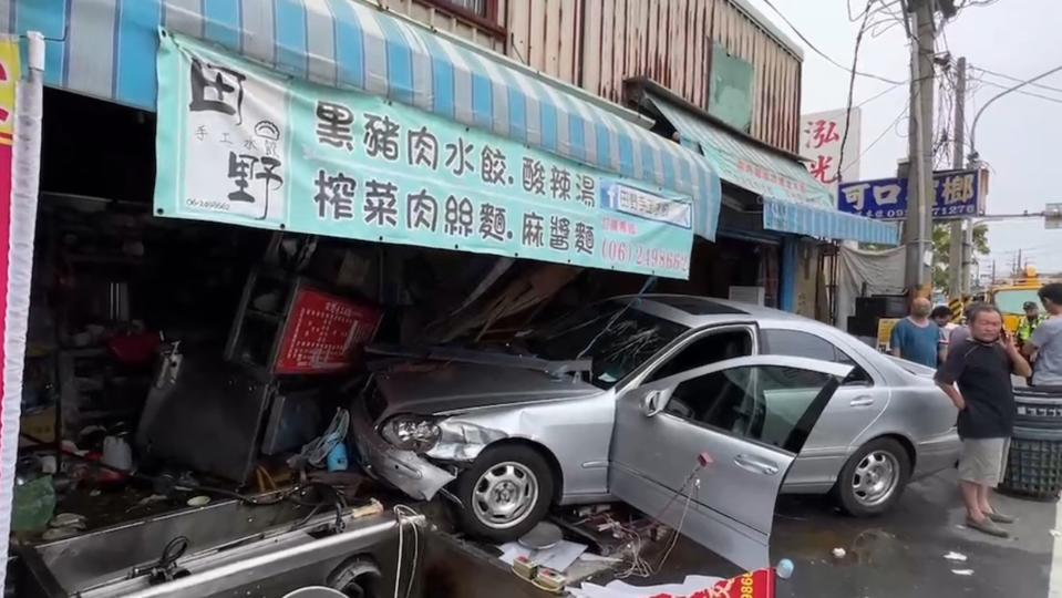 台南仁德區一間麵攤中午時分，遭一輛轎車撞爛。（圖／東森新聞）