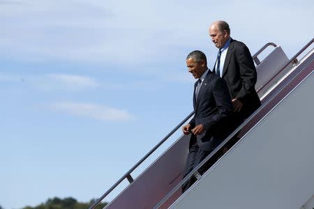 U.S. President Barack Obama and Alaska Governor Bill Walker arrive aboard Air Force One at Elmendorf Air Force Base in Anchorage, Alaska August 31, 2015. REUTERS/Jonathan Ernst