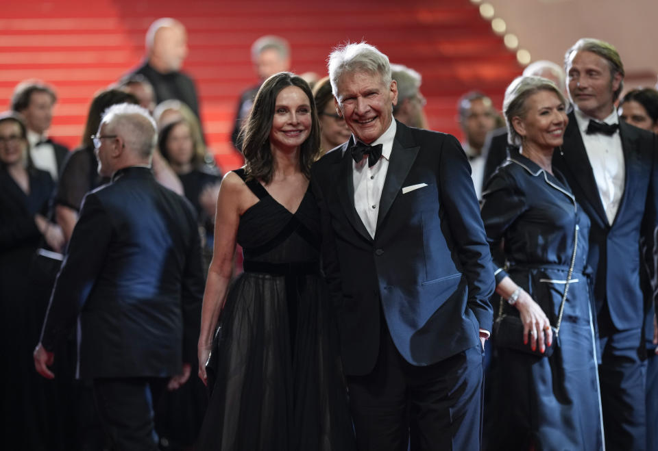 Calista Flockhart, izquierda, y Harrison Ford posan a la salida del estreno de la película 'Indiana Jones and the Dial of Destiny' en la 76a edición del festival internacional de cine de Cannes, sur de Francia, el jueves 18 de mayo de 2023. (Foto Scott Garfitt/Invision/AP)