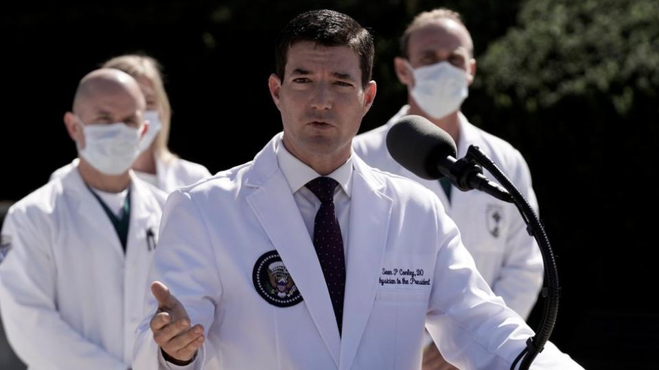 El médico de Trump, Sean Conley, con otros doctores