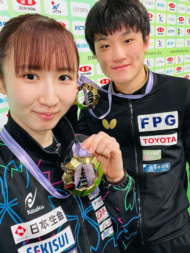 張本智和（右）與早田希娜已確定奧運個人賽席位。（圖：日本乒乓球協會）