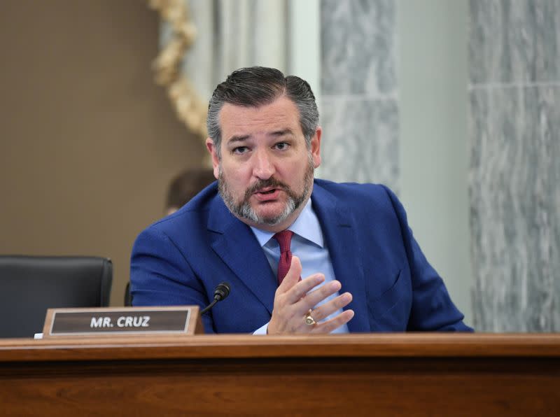 FOTO DE ARCHIVO: El senador estadounidense Ted Cruz hace una pregunta durante una audiencia en Washington, EEUU, el 24 de junio de 2020