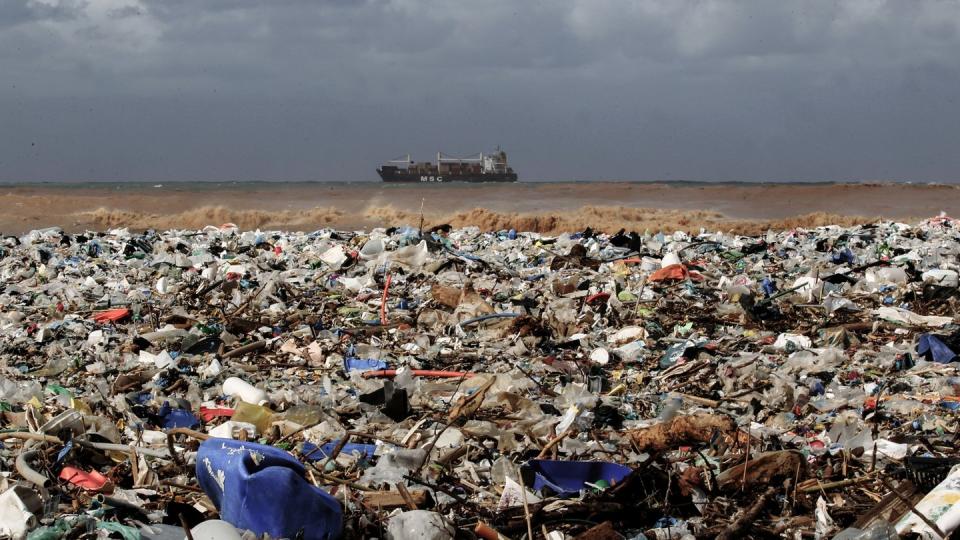 Plastikmüll an einem Mittelmeerstrand.