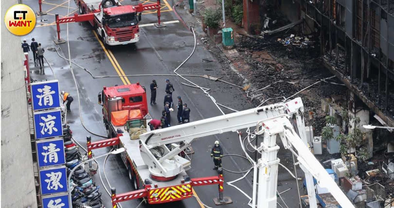 城中城是鹽埕區知名廢墟大樓，除了居住環境髒亂，閒置套房甚至遭人侵占，居住在社區內都屬社會最弱勢的老殘窮者。（圖／宋岱融攝影）