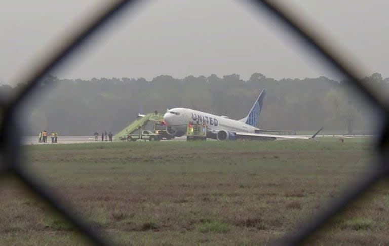 Rescatistas asisten a los pasajeros tras el despiste del Boeing de United Airlines en el aeropuerto de Houston