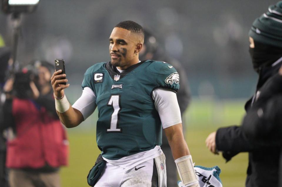 philadelphia, pa december 19 philadelphia eagles quarterback jalen hurts 1 talks on the phone during the game between the washington football team and the philadelphia eagles on december 21, 2021 at lincoln financial field in philadelphia, pa photo by andy lewisicon sportswire via getty images