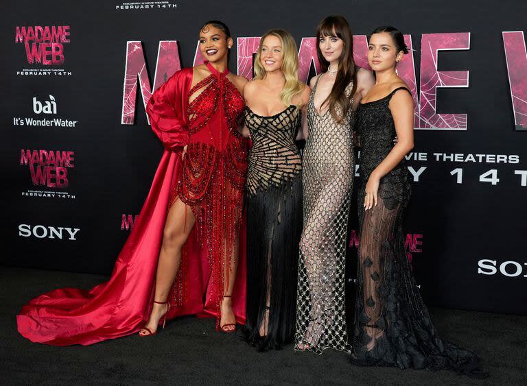 Parte del elenco protagónico de Madame Web: Celeste O'Connor, Sydney Sweeney, Dakota Johnson e Isabela Merced posan elegantes en el estreno del film en Los Ángeles