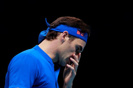 El tenista suizo Roger Federer reacciona durante la semifinal del ATP Finals que perdió frente al joven alemán Alexander Zverev en Londres, el 17 de noviembre del 2018. Action Images via Reuters/Andrew Couldridge