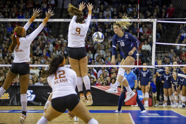 November 9, 2022: Texas libero ZOE FLECK (10) celebrates a point with her  teammates during an