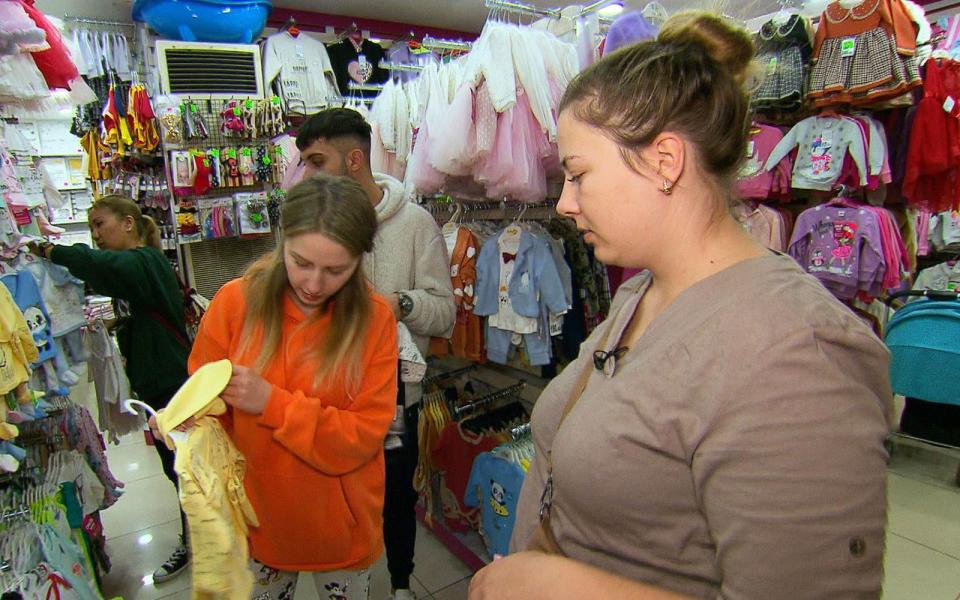 Babyklamotten-Shopping im türkischen Ilica: Die Wollnys werden immer mehr. (Bild: RTLZWEI)