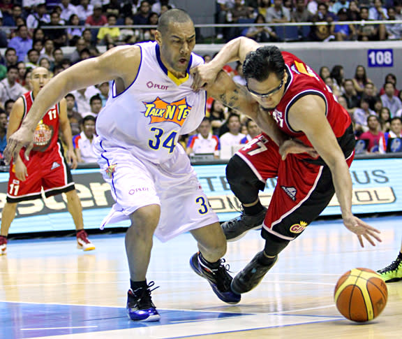 Mark Caguioa and Ali Peek battle for the loose ball. (PBA Images)