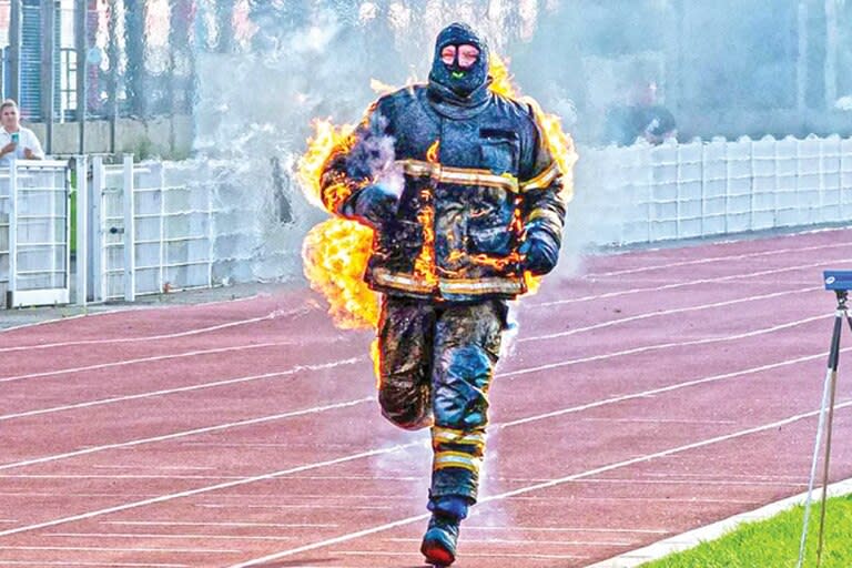 Jonathan Vero, un bombero francés, se convirtió en el hombre con mayor distancia recorrida con su cuerpo en llamas