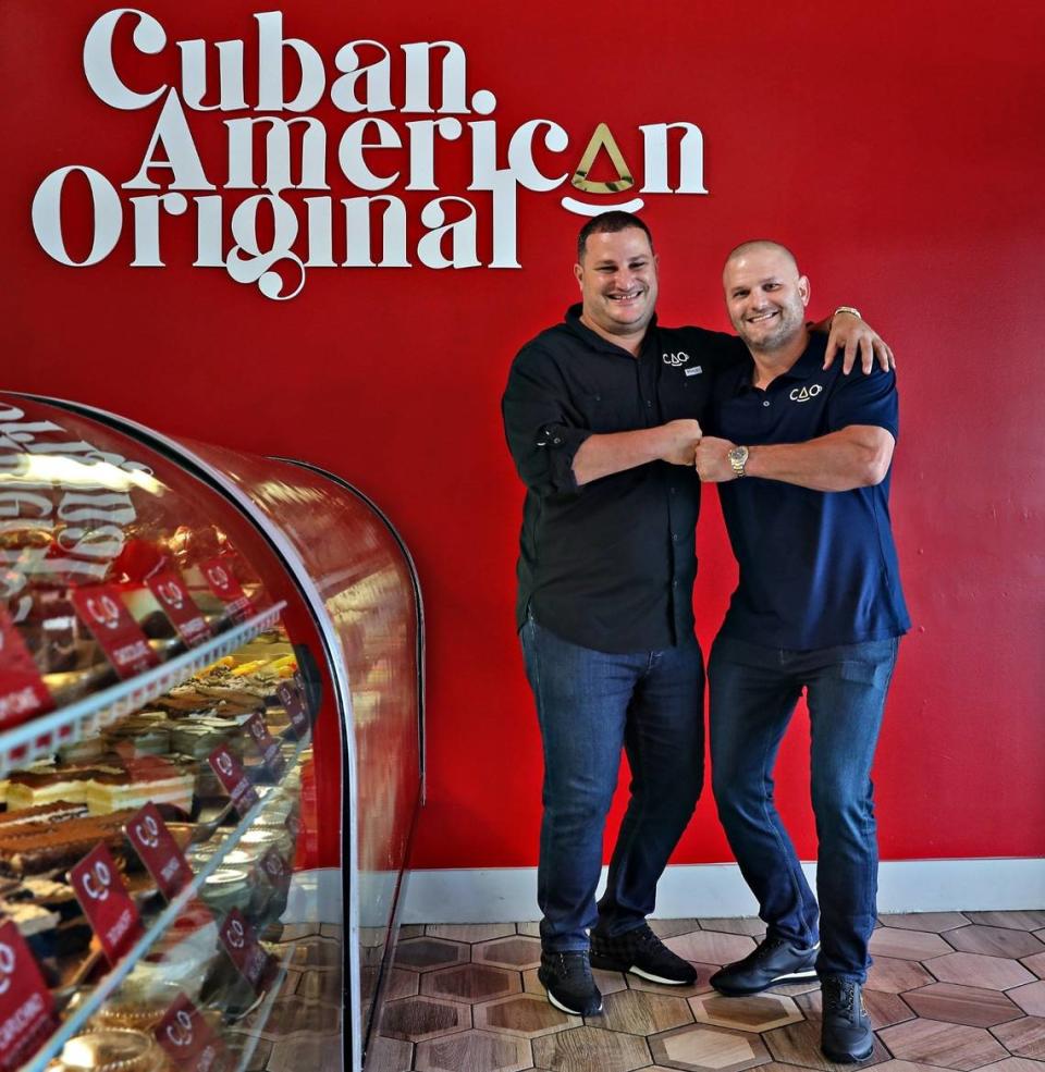 Tony Cao, dueño de Cao Bakery and Cafe, con su socio Carlos de Varona. La panadería con varias locaciones en el sur de la Florida ofrece descuentos durante el mes de mayo. Carl Juste/cjuste@miamiherald.com