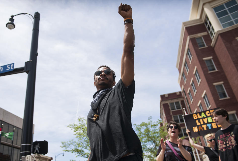 Jamie Davis, centro, marcha y grita consignas el 7 de julio de 2016, en Columbia, Missouri, en protesta por los recientes tiroteos policiales contra afroestadounidenses.El hip hop ha sido una parte integral de los movimientos de justicia social y racial. También ha sido objeto de escrutinio por parte de las fuerzas del orden y los grupos políticos debido a su creencia de que el hip hop y sus artistas fomentan la criminalidad violenta. (Daniel Brenner/Columbia Daily Tribune vía AP)