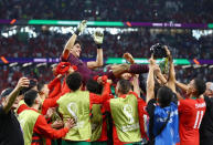 Foto del martes de los futbolistas de Marruecos celebrando con el arquero Yassine Bounou el pase a los cuartos de final del Mundial