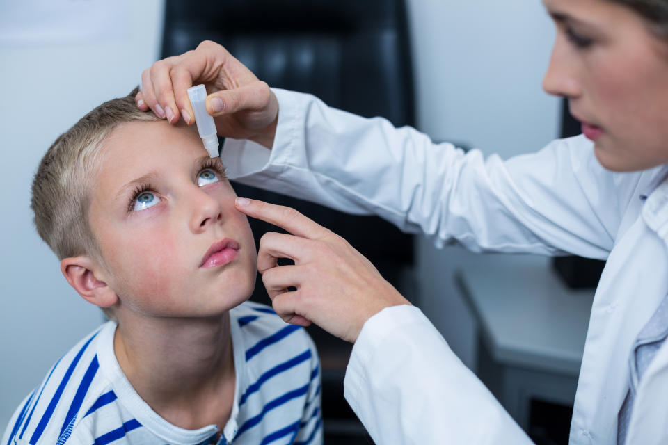 Gering dosierte Augentropfen mit einem Wirkstoff aus der Tollkirsche können das Fortschreiten von Kurzsichtigkeit bei Kindern verlangsamen. (Bild: Getty Images)