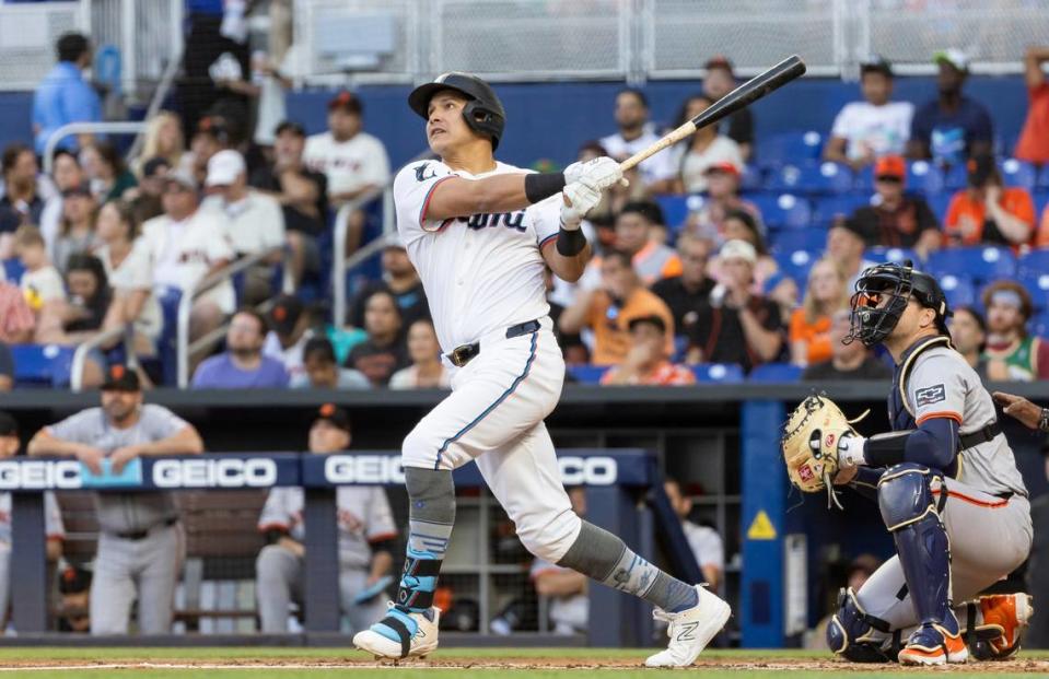 El jardinero de los Marlins Avisaíl García batea un jonrón en el segundo inning del partido contra los Gigantes de San Francisco, celebrado el 15 de abril de 2024 en Miami.