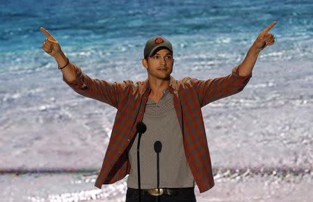 Actor Ashton Kutcher accepts the Ultimate Choice Award at the Teen Choice Awards at the Gibson amphitheatre in Universal City, California August 11, 2013. REUTERS/Mario Anzuoni