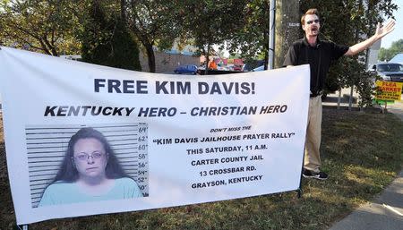 David Jordan, a member of Chirst Fellowship in North Carolina, preaches in support of the prayer rally at the Carter County Detention Center for Rowan County clerk Kim Davis, who remains in contempt of court for her refusal to issue marriage certificates to same-sex couples, in Grayson, Kentucky September 5, 2015. REUTERS/Chris Tilley