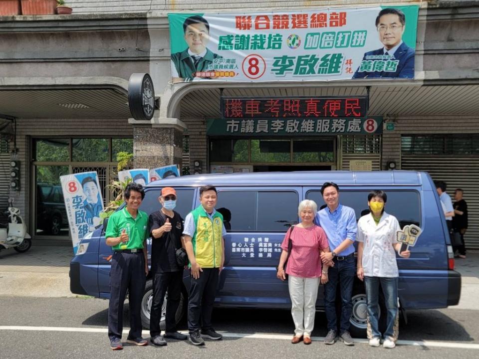 議員李啟維媒合吳富美女士捐贈動保廂型車給台南市流浪動物愛護協會。（記者林雪娟攝）
