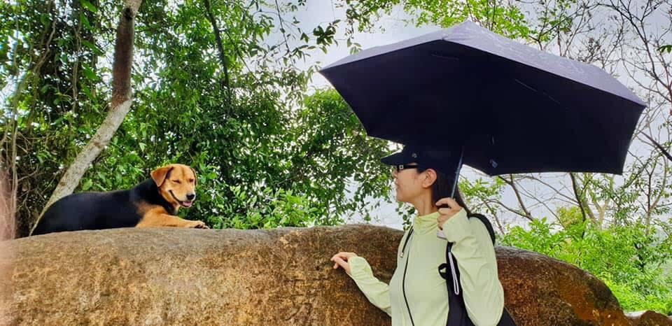 Terri Wei with the late Kopi-O, one of Pulau Ubin's community dogs. (PHOTO: Terri Wei)