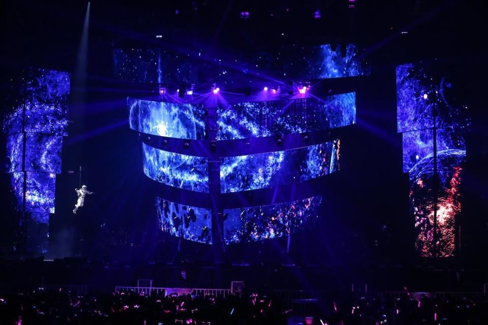 周杰倫的「地表最強」演唱會耗資1.8億成本，精心打造的炫目場景如夢似幻。