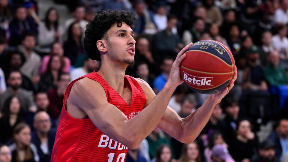 Zacharie Risacher wears a red basketball jersey and prepares to shoot during a match