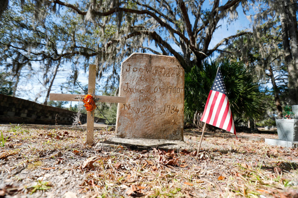 A hand written headstone marks a grave in the Oak Grove Cemetery in St. Mary's, Georgia.