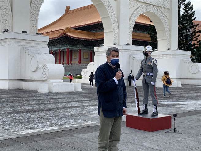 孫文學校校長張亞中在中正紀念堂自由廣場舉行記者會。（張薷攝）