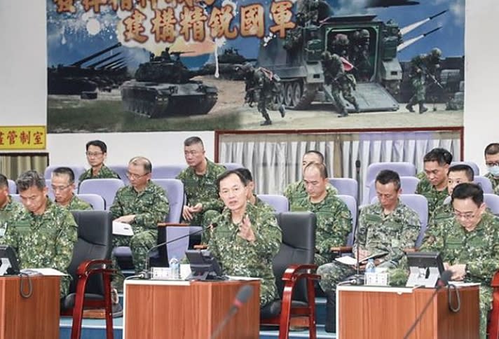 陸軍司令鍾樹明上將日前視導「長青17號」操演統裁部，視導操演整備情形。（圖／陸軍司令部提供）