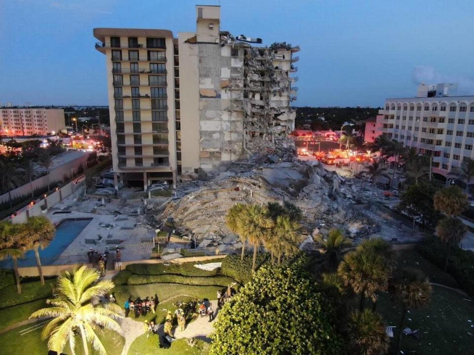 El colapso parcial del edificio de condominios Champlain Towers South, en el que murieron 98 personas, dej&#xf3; un mont&#xf3;n de escombros de cuatro pisos de altura.