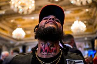 Le 5 mars 2024, à Palm Beach (Floride). Un partisan de Donald Trump montre son tatouage “Maga” (Make America Great Again), lors de la journée électorale du Super Tuesday. . PHOTO CHANDAN KHANNA/AFP